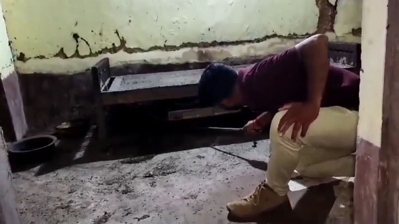 Viral Video: వింత శబ్దాలతో.. మంచం కింద కదలాడుతున్న నల్లటి ఆకారం.. ఏంటా అని చూడగా గుండె గుభేల్