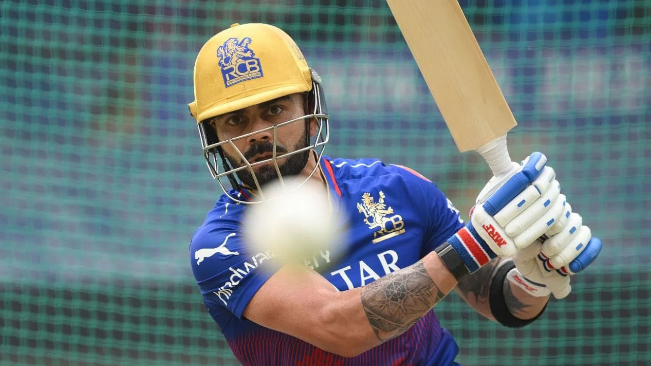 Rajasthan Royals vs Royal Challengers Bengaluru: వరుస ఓటములతో ఆరంభమై ఇప్పుడు ప్లేఆఫ్స్‌కు అర్హత సాధించిన ఆర్సీబీ ఈ మ్యాచ్‌లో తొలిసారి విజయం సాధించాలని లక్ష్యంగా పెట్టుకుంది. ఈ మ్యాచ్‌లో ఆర్‌సీబీ గెలవాలంటే జట్టు మొత్తం కలిసి అద్భుత ప్రదర్శన చేయాలి. ముఖ్యంగా టోర్నీ మొత్తం పరుగుల వర్షం కురిపించిన విరాట్ కోహ్లి ఈ మ్యాచ్ లోనూ రెచ్చిపోవాల్సిందే.

