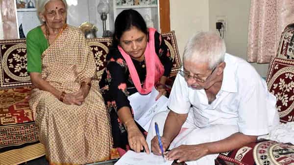 Andhra Pradesh: అర్హత ఉన్నప్పటికీ హోం ఓటింగ్ వేసేందుకు ముందుకు రాని ఓటర్లు.. కారణం అదేనా..!