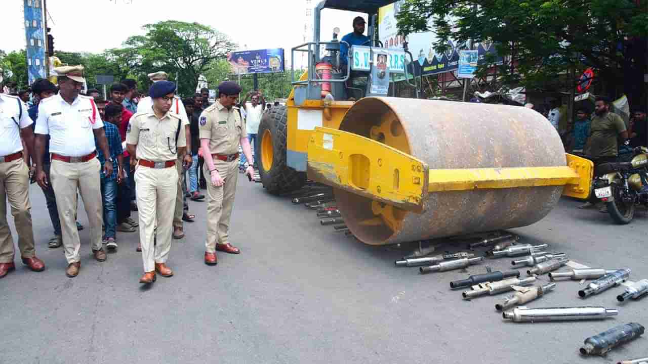 వాహనదారులకు హెచ్చరిక.. ఇకపై టూవీలర్స్‎ అలా చేస్తే లైసెన్స్ రద్దు.. పోలీసులు కీలక ఆదేశాలు..