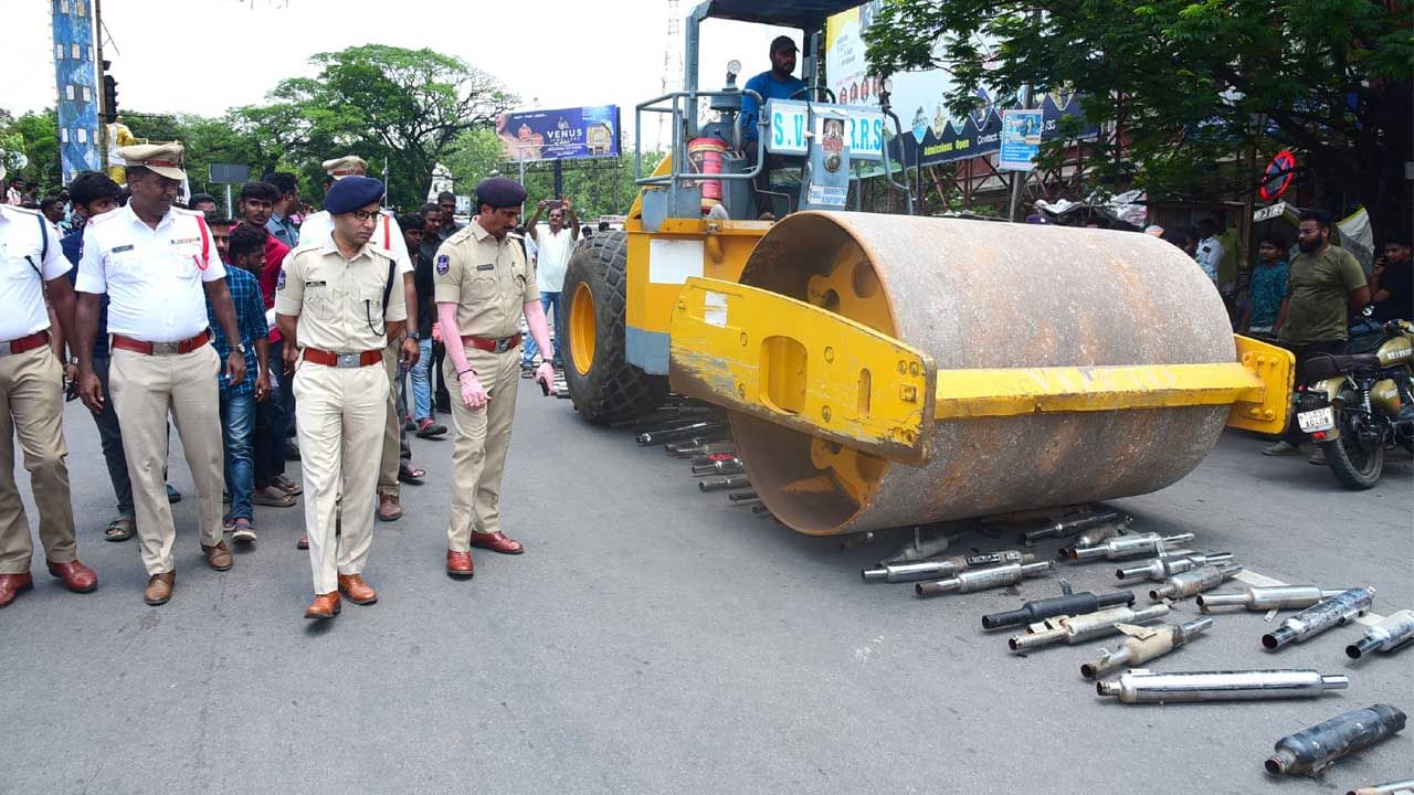 వాహనదారులకు హెచ్చరిక.. ఇకపై టూవీలర్స్ అలా చేస్తే లైసెన్స్ రద్దు.. పోలీసులు కీలక ఆదేశాలు..