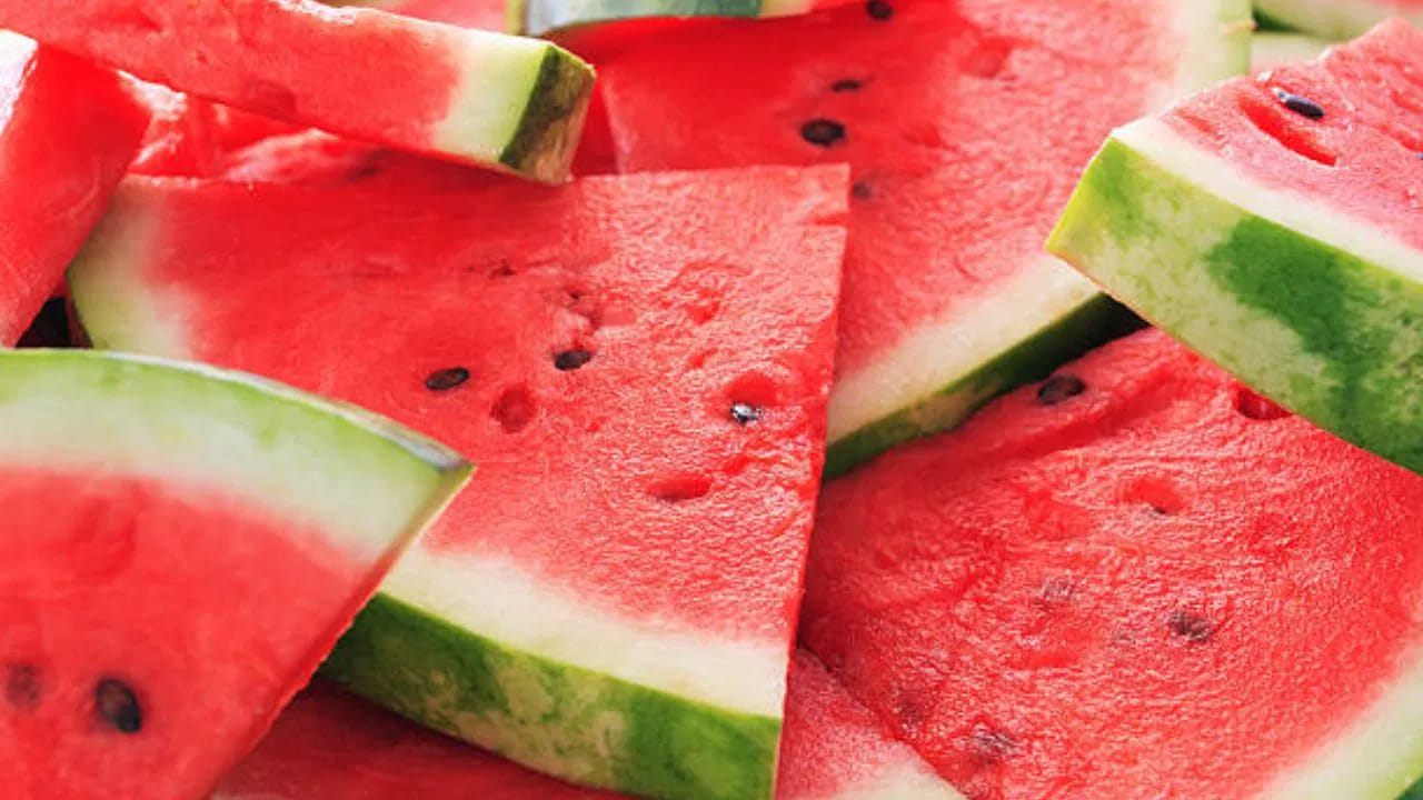 పుచ్చకాయలో పొటాషియం, కాల్షియం ఉంటాయి. ఇవి ఎముకల దృఢత్వానికి తోడ్పడతాయి. శరీరంలో పేరుకుపోయిన టాక్సిన్స్ ను తొలగించడంలో కూడా పుచ్చకాయ చాలా ఎఫెక్టివ్ గా పనిచేస్తుంది. రక్తంలో కొలెస్ట్రాల్ స్థాయిలను నియంత్రించడంలో కూడా పుచ్చకాయ సహాయపడుతుంది. ఫలితంగా గుండెను ఆరోగ్యంగా ఉంచుకోవచ్చు. పుచ్చకాయను ప్రతిరోజూ తినడం వల్ల కొలెస్ట్రాల్ నియంత్రణలో ఉంటుంది. తద్వారా గుండె జబ్బుల ప్రమాదాన్ని తగ్గించుకోవచ్చు. పుచ్చకాయలో 80-90 శాతం నీరు ఉంటుంది. కేలరీలు తక్కువగా ఉంటాయి. ఫలితంగా శరీరాన్ని హైడ్రేటెడ్ గా ఉంచడమే కాకుండా శరీరానికి తక్కువ క్యాలరీలు చేరుతాయి. కాబట్టి బరువు తగ్గాలని ప్రయత్నించే వారికి పుచ్చకాయ భేషుగ్గా తినవచ్చు. 