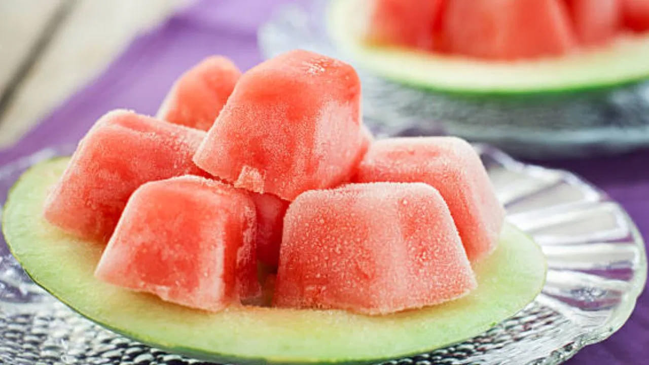 నిపుణుల అభిప్రాయం ప్రకారం పుచ్చకాయ తినడం వల్ల విటమిన్-ఎ, విటమిన్-సి లోపం భర్తీ అవుతుంది. అంతేకాకుండా ఇందులో పొటాషియం, కాల్షియం కూడా చాలా అధికంగా ఉంటుంది. కాబట్టి సమ్మర్ డైట్ లో పుచ్చకాయను చేర్చుకోవచ్చు. 80% పుచ్చకాయలో విటమిన్ ఎ ఉంటుంది. విటమిన్ ఎ చర్మం, జుట్టును ఆరోగ్యంగా ఉంచడానికి, దృష్టిని మెరుగుపరచడానికి ఉపయోగపడుతుంది. 