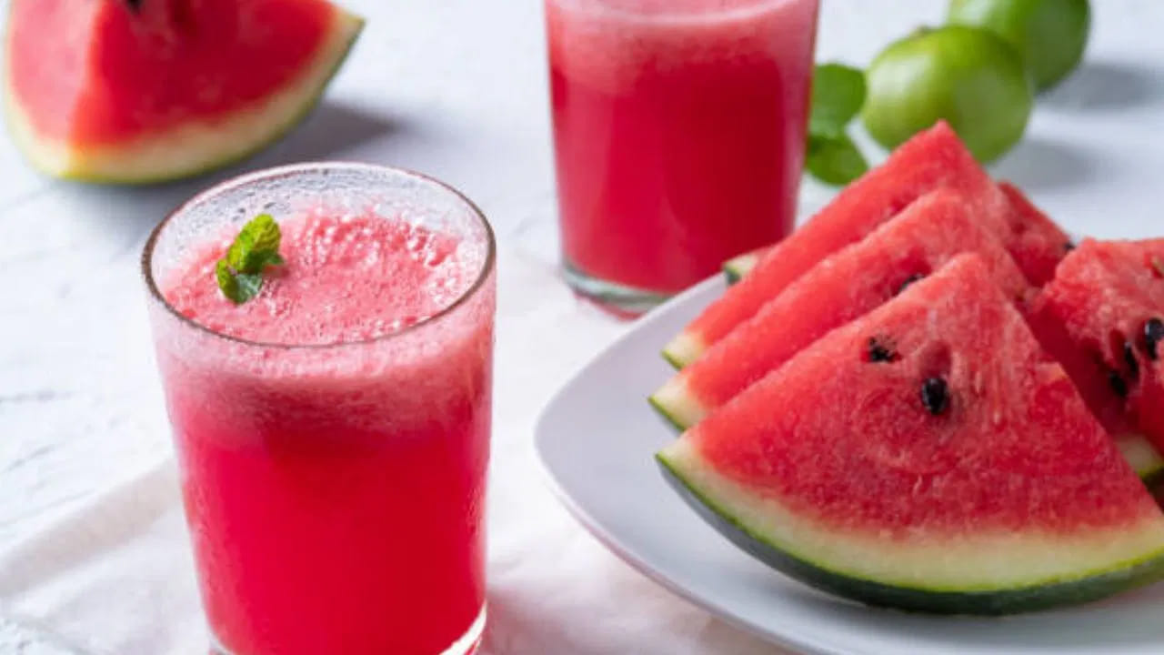 పుచ్చకాయలో తగినంత మొత్తంలో విటమిన్-సి ఉంటుంది. ఇది రోగనిరోధక శక్తిని పెంచడంతో పాటు రక్త ప్రసరణను మెరుగుపరచడంలో సహాయపడుతుంది. విటమిన్ సి శరీరాన్ని ఆరోగ్యంగా ఉంచడంలో, రోగనిరోధక శక్తిని పెంచడంలోనూ చాలా ప్రభావవంతంగా ఉంటుంది. 