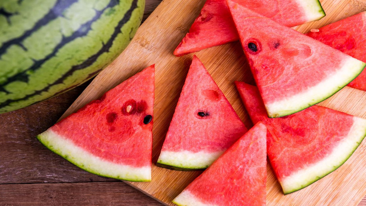 పుచ్చకాయ తినండి: పుచ్చకాయలో ఎలక్ట్రోలైట్స్ కూడా పుష్కలంగా ఉంటాయి. ఇందులో నీటి శాతం ఎక్కువగా ఉంటుంది. పుచ్చకాయలో పొటాషియం, మెగ్నీషియం, విటమిన్ సి పుష్కలంగా ఉన్నాయి. ఇది ఎలక్ట్రోలైట్‌లను తిరిగి నింపడమే కాకుండా ఫ్రీ రాడికల్స్‌తో పోరాడటానికి యాంటీఆక్సిడెంట్‌లను అందిస్తుంది. అందుకే.. పుచ్చకాయ తినడంతోపాటు.. జ్యూస్ తాగడం కూడా ఆరోగ్యానికి మంచిది..