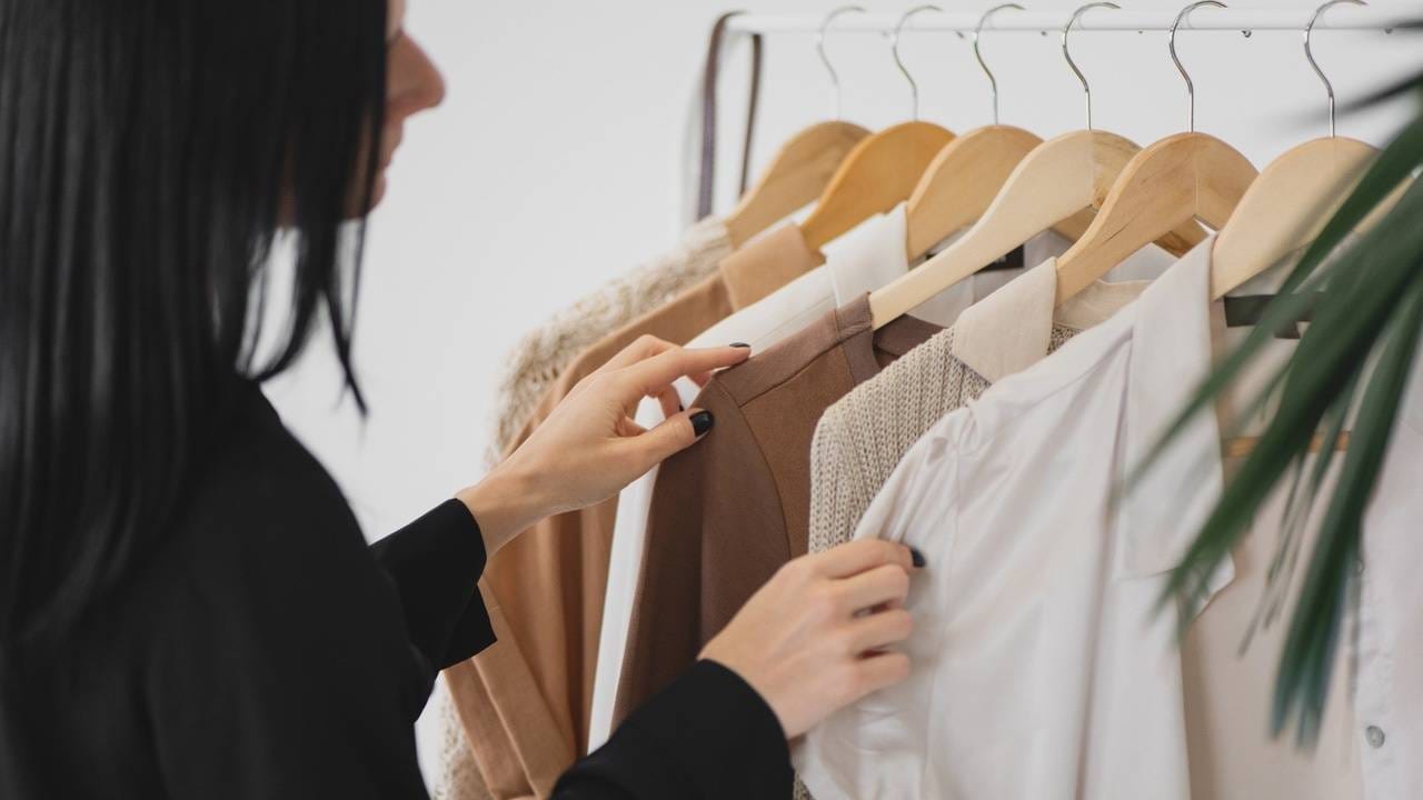 బేకింగ్ సోడాతో పాటు బ్లీచింగ్ కూడా కలిపి ఉపయోగించడం వల్ల బట్టలు తెల్లగా ఉంటాయి. బేకింగ్ సోడా అయినా, బ్లీచింగ్ అయినా చాలా తక్కువ మోతాదులో తీసుకోవాలి. లేదంటే దుస్తులు త్వరగా చీలిపోతాయి.