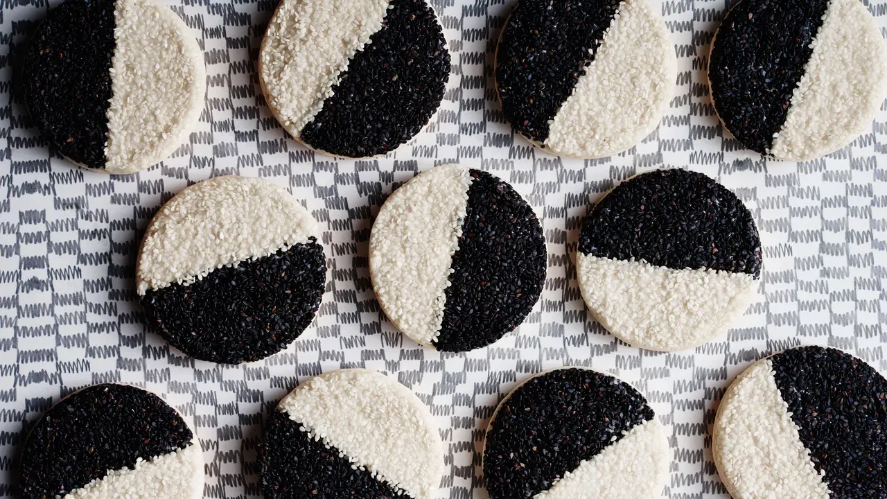 నువ్వులు ఆరోగ్యానికి ఎంతో మంచిదన్న విషయం తెలిసిందే. అయితే చాలా మంది నువ్వుల్ని చాలా తక్కువగా ఉపయోగిస్తారు. నువ్వుల్లో రెండు రకాలు ఉంటాయి. ఒకటి తెల్ల నువ్వులు అయితే.. మరొకటి నల్ల నువ్వులు. తెల్ల నువ్వుల్ని ఎక్కువగా వంటల్లో ఉపయోగిస్తారు. నల్ల నువ్వుల్ని పితృ కార్యాలకు ఉపయోగిస్తూ ఉంటారు.
