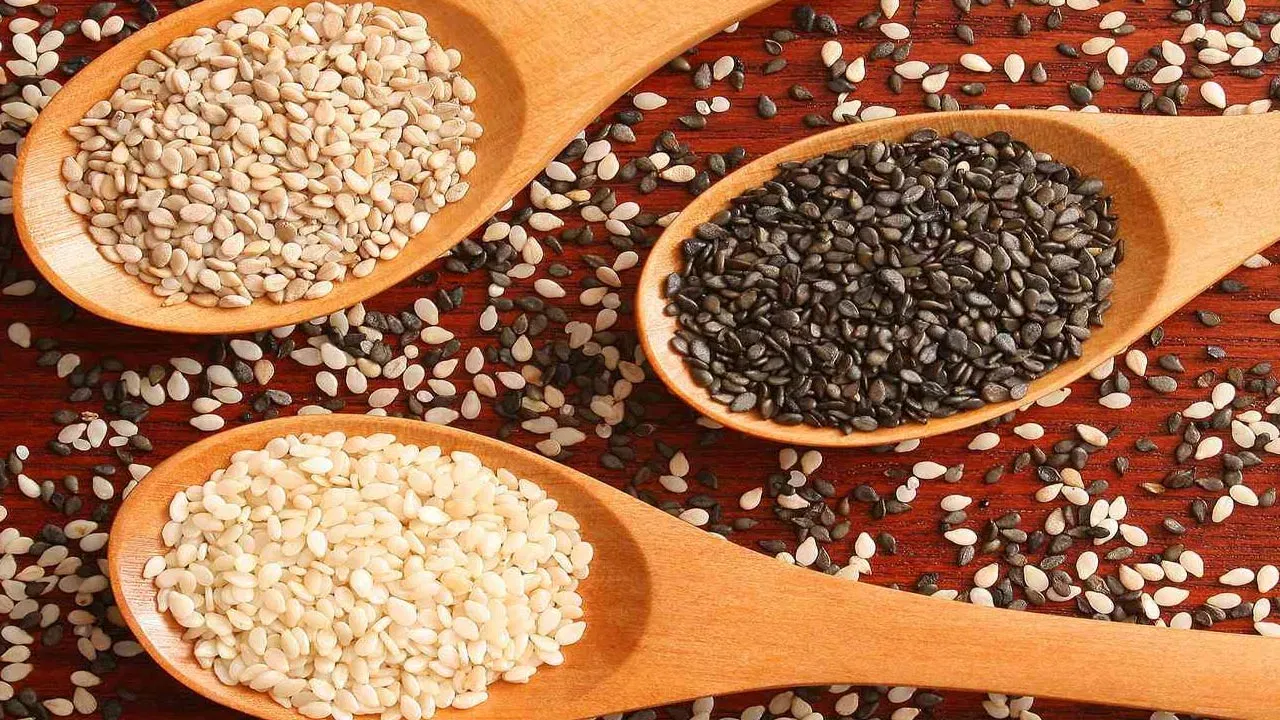 నల్ల నువ్వులు కూడా ఆరోగ్యానికి ఎంతో మంచి చేస్తుంది. వీటిల్లో కూడా అనేక రకాలైన పోషకాలు ఉంటాయి. అయితే వీటిని ఎక్కువగా దేవతా కార్యక్రమాలు, పితృ దేవతలకు సంబంధించిన పనుల్లో ఉపయోగిస్తారు. కాబట్టి చాలా మంది వీటిని తీసుకోరు.
