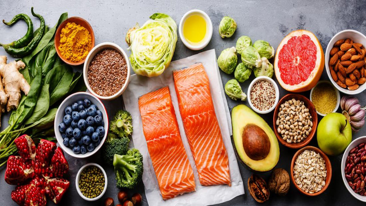 మెగ్నీషియం అధికంగా ఉండే ఆహారం: ఆస్తమా రోగులు తినే ఆహారంలో మెగ్నీషియం అధికంగా ఉండే ఆహారాన్ని చేర్చుకోవాలి. ఎందుకంటే ఈ సమస్యతో బాధపడేవారిలో శ్వాసకోశంలో వాపు సంభవిస్తుంది. దీంతో రోగి చాలా ఇబ్బందులను ఎదుర్కొంటాడు. మెగ్నీషియం అధికంగా ఉండే ఆహారాలు శ్వాసకోశలో వాపును తగ్గించడంలో ప్రభావవంతంగా పనిచేస్తాయి. మెగ్నీషియం తృణధాన్యాలు, గింజలు, చిక్కుళ్ళు, ఆకుపచ్చ కూరగాయలు, చేపలు మొదలైన వాటిలో మంచి పరిమాణంలో మెగ్నీషియం లభిస్తుంది.