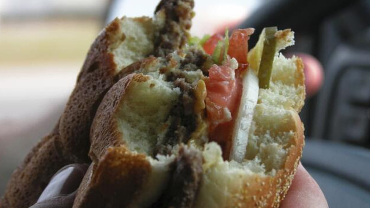 ఆస్తమాతో బాధపడేవారు శ్లేష్మం గుణం ఉన్న ఆహారానికి దూరంగా ఉండాలి. క్యాబేజీ, అన్నం, పెరుగు, చల్లటి పదార్థాలు, వేయించిన ఆహారం, స్పైసీ ఫుడ్, జంక్ ఫుడ్, కార్బోనేటేడ్ డ్రింక్స్ మొదలైన వాటికి దూరంగా ఉండాలి.