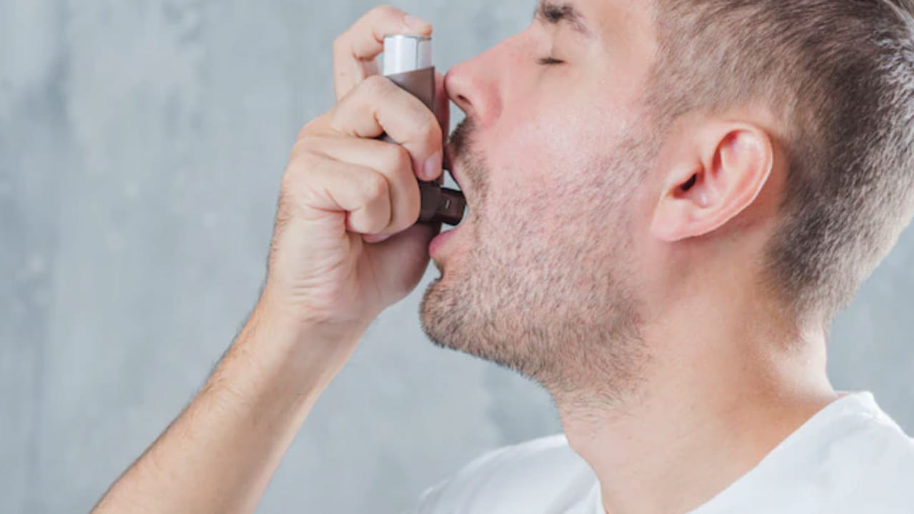 అధిక ధూళి తాకడం వల్ల ఉబ్బసం వస్తుంది. కనుక బయటకు వెళ్లే సమయంలో మాస్క్‌ని ఉపయోగించాలి, అంతేకాదు ఇన్‌హేలర్‌ను తప్పని సరిగా దగ్గరే ఉంచుకోవాలి. అదే సమయంలో ఇంట్లో శుభ్రతపై శ్రద్ధ వహించాలి. ముఖ్యంగా దుప్పట్లు, బెడ్‌షీట్‌లను తరచుగా శుభ్రం చేయాలి. ఆస్తమా రోగులు పొరపాటున కూడా ధూమపానం మొదలైనవి చేయకూడదు.