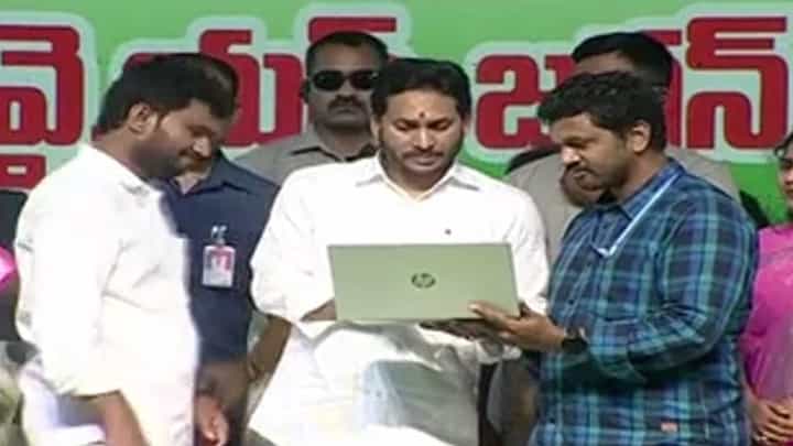 ఏపీలో నగదు బదిలీ ప్రక్రియపై ఈసీని అనుమతి కోరిన వైసీపీ.. కొనసాగుతున్న ఉత్కంఠ.. ఏపీలో నగదు బదిలీ ప్రక్రియపై ఈసీని అనుమతి కోరిన వైసీపీ.. కొనసాగుతున్న ఉత్కంఠ..