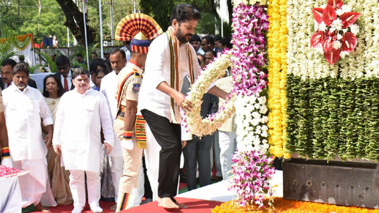 తెలంగాణ ఆవిర్భవించి పదేళ్లు పూర్తి చేసుకున్న సందర్భంగా రాష్ట్ర ఆవిర్బావ వేడుకలను ప్రభుత్వం ప్రతిష్ఠాత్మకంగా నిర్వహించింది. సీఎం రేవంత్రెడ్డి ముందుగా గన్పార్క్ అమరవీరుల స్థూపం దగ్గర నివాళుర్పించారు. తదనంతరం పరేడ్ గ్రౌండ్కు వెళ్లారు.