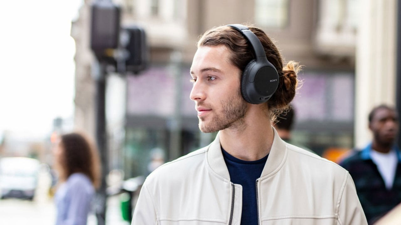 మారుతున్న కాలంలో రోజు రోజుకు ఇయర్ ఫోన్స్ వాడకం పెరిగిపోతుంది. ఆఫీసుకు వెళ్లినా, ఏదైనా పని మీద బయటకు వెళ్లినా, చివరకు ఇంట్లో ఉన్నా చెవిలో ఇయర్ ఫోన్స్ మస్ట్‎గా మారింది. అయితే ఇయర్ ఫోన్స్ అతిగా వాడితే వినికిడి సామర్థ్యం పూర్తిగా తగ్గుతుందని నిపుణులు అంటున్నారు.