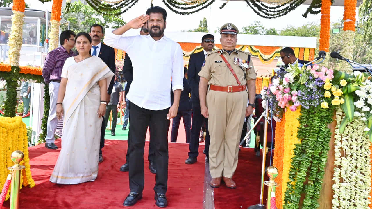 అక్కడ జాతీయ జెండాను ఆవిష్కరించి, పోలీసుల గౌరవ వందనం స్వీకరించారు. అనంతరం తెలంగాణ రాష్ట్ర గీతాన్ని ఆవిష్కరించారు. ఈ కార్యక్రమంలో తెలంగాణ ఉపముఖ్యమంత్రి భట్టి విక్రమార్కతో పాటు పలు శాఖలకు చెందిన మంత్రులు పాల్గొన్నారు. ఈ ఏర్పాట్లను సీఎస్ ప్రత్యేకంగా ఏర్పాటు చేశారు.