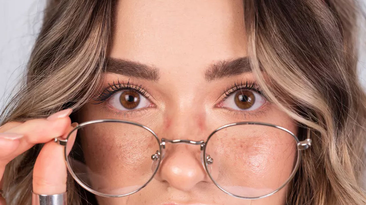 అయితే అదేపనిగా కళ్లజోడు పెట్టుకోవడం వల్ల కొంతమందికి ముక్కు మీద మచ్చలు పడుతుంటాయి. వాటి ద్వారా తమ అందానికి కాస్త ఇబ్బంది కలుగుతుందని భావిస్తూ ఉంటారు. అయితే అందం కోసం కళ్ళజోడు తీయలేరు. మరి వీటిని ఎలా తగ్గించుకోవాలి? చూద్దాం.