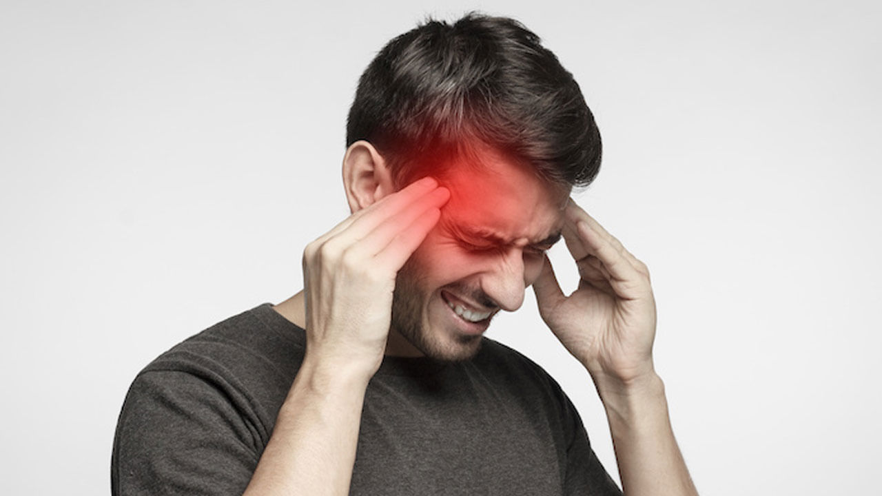 కొంత మంది గంటల కొద్దీ ఇయర్ ఫోన్స్ పెట్టుకొని ఫోన్ మాట్లాడటం, పాటలు వినడం చేస్తారు. ఇలా చేయడం అస్సలే మంచిదికాదని హెచ్చరిస్తున్నారు. దీనివల్ల చిరాకు, తలనొప్పి తల తిరగడమే కాకుండా చెవుడు వచ్చే అవకాశాలు ఎక్కువగా ఉన్నాయని అంటున్నారు.