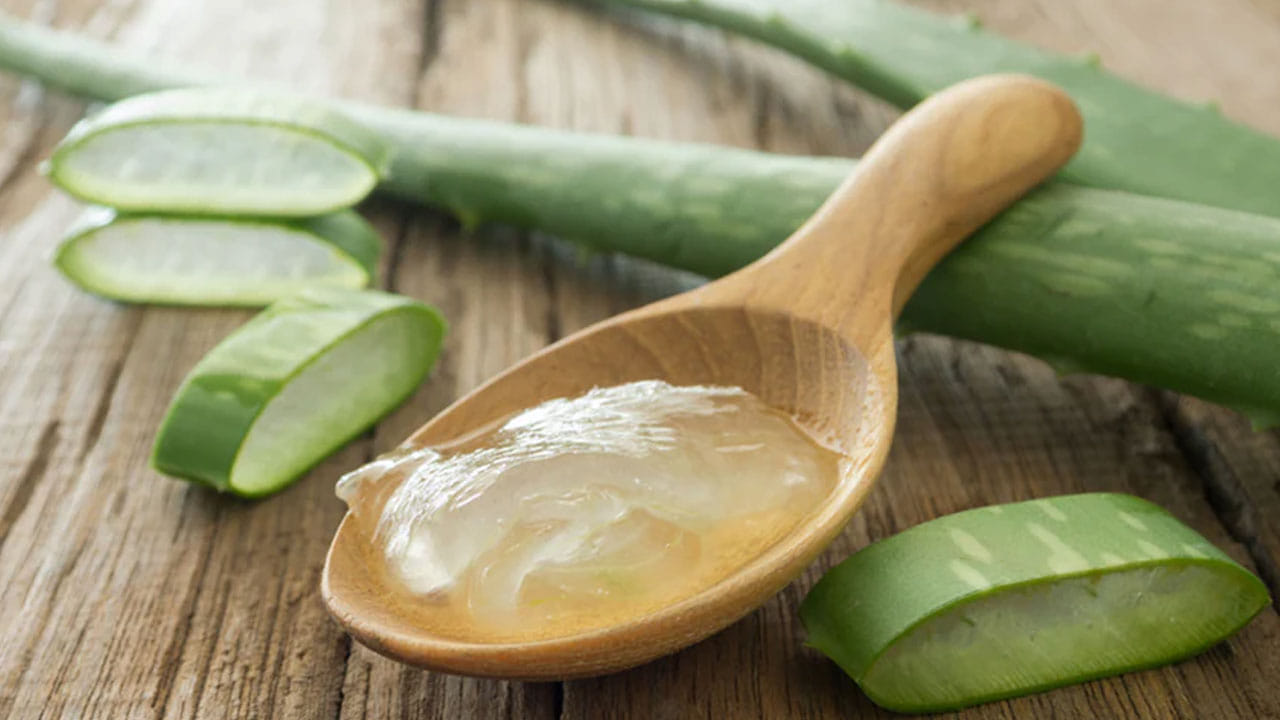 సహజమైన పదార్థాలతో ఈ మచ్చలను తొలగించుకోవచ్చు. వాటిలో బాగా దోహదపడేది కలబంద. కళ్లద్దాల వల్ల ముక్కు మీద ఏర్పడే మచ్చలను తగ్గించడానికి కూడా ఇది అద్భుతంగా పనిచేస్తుంది. కలబంద రసం లేదా అందులో ఉండే జిగురును (జెల్) తీసుకుని మచ్చలు ఉన్న చోట అప్త్లె చేయాలి. ఇలా చేయడం వల్ల త్వరగా ఉపశమనాన్ని పొందవచ్చు.