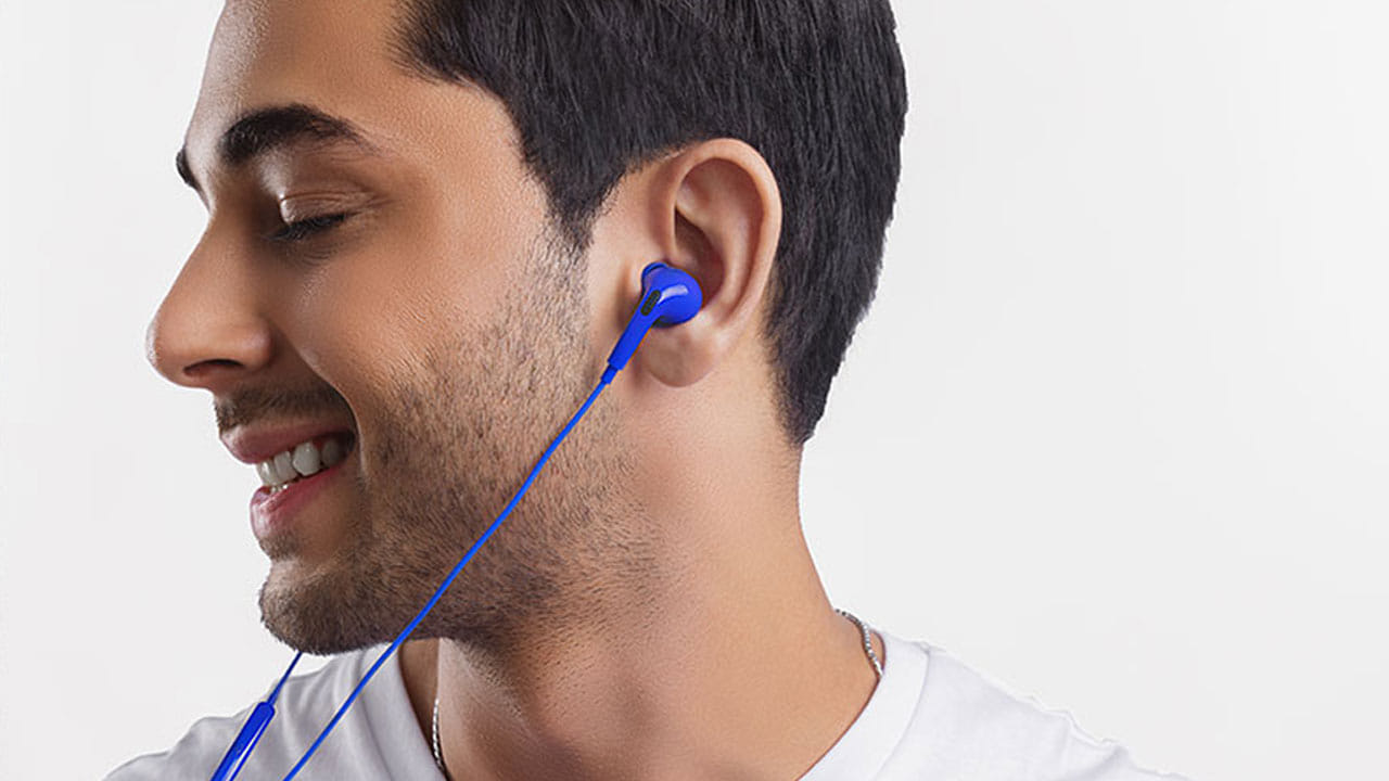 60 డెసిబిల్స్ కంటే ఎక్కువ శబ్దం డైరెక్ట్‎గా వినడం ఎవరికైనా మంచిది కాదని వైద్యులు సూచిస్తున్నారు. 70 నుంచి 80 డెసిబిల్స్ మధ్య సౌండ్ కంటిన్యూగా వినడం వల్ల త్వరగా చెవుడు వచ్చేస్తుందని నిపుణులు హెచ్చరిస్తున్నారు. ఇలా నెలలో 20 సార్లు 20 నిమిషాల పాటు 90 డెసిబిల్స్ కంటే ఎక్కువ శబ్దం వింటే వినికిడి లోపం తప్పదని కొన్ని కేర్ స్టడీస్ కూడా చెబుతున్నాయి.