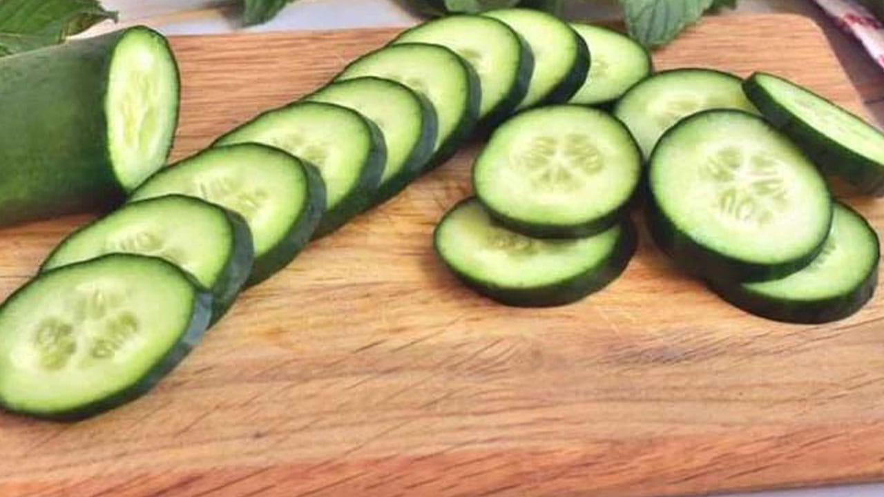 ఫేషియల్స్ వేసుకున్నప్పుడు కళ్లు విశ్రాంతి పొందడానికి, చల్లగా ఉండటానికి కళ్ల పైన కీరాదోస ముక్కలు పెడతాం. దీనివల్ల కూడా ముక్కు మీద ఏర్పడే మచ్చలు కూడా తగ్గుతాయి. మచ్చలు ఉన్న చోట కీరా రసానికి బంగాళాదుంప, టమాటా రసం కలిపిన ఈ మిశ్రమాన్ని రాయాలి. బాగా ఆరనిచ్చి తర్వాత చల్లని నీళ్లతో శుభ్రం చేసుకోవాలి.