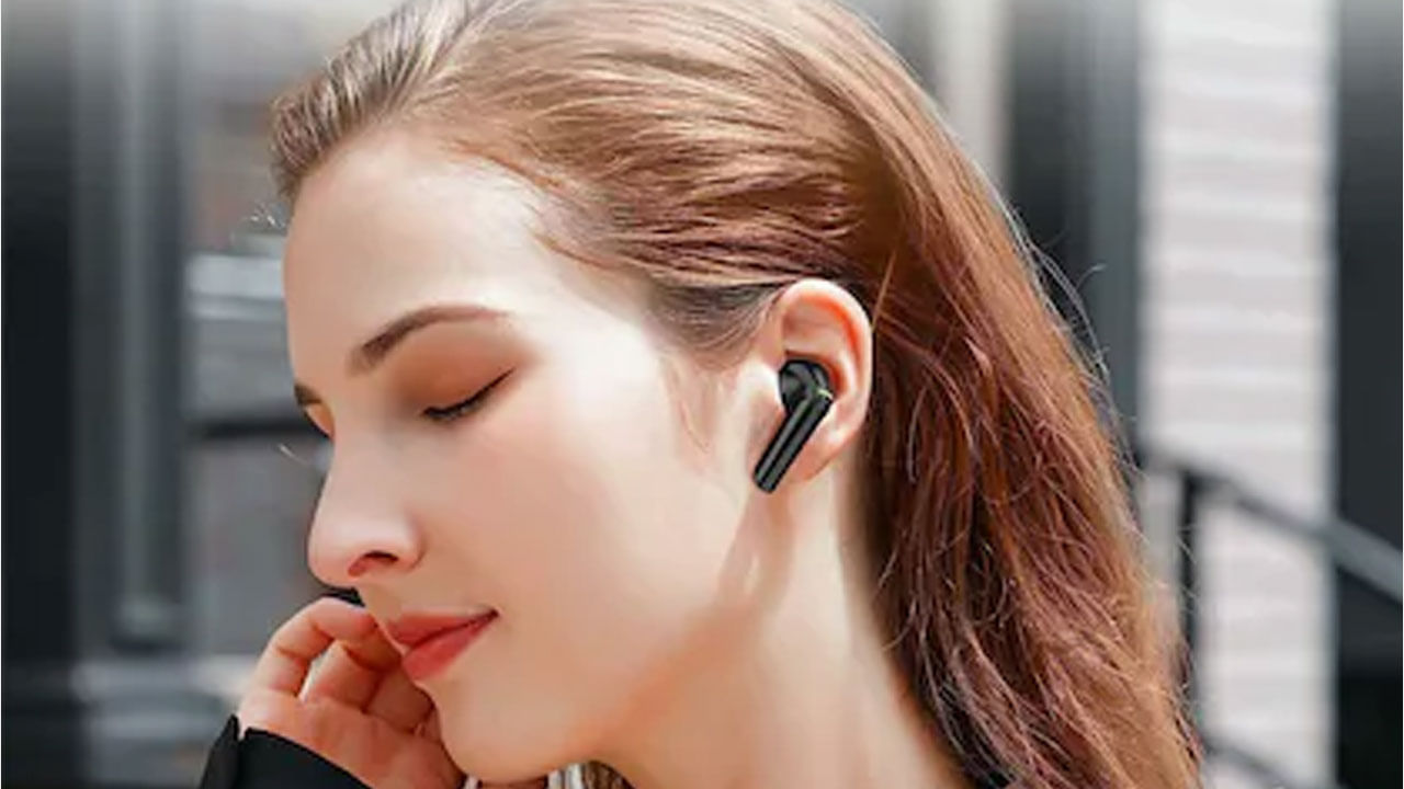 ఇయర్ ఫోన్ల నుంచి వచ్చే శబ్దం కర్ణభేరికి దగ్గరగా ఉంటుంది. ఈ శబ్దం ఎక్కువ అయినప్పుడు కర్ణభేరికి శాశ్వత నష్టం జరిగే ప్రమాదం ఉందని వైద్యులు అంటున్నారు. వాడకం తప్పదు అనుకున్నప్పుడు ఎయిర్ బర్డ్స్ రెండూ ఒకేసారి కాకుండా ఒక చెవిలో కొద్దిసేపు మరొక చెవిలో మరి కొంత సమయం వాడినట్టయితే కొంత ప్రమాదం నుంచి బయటపడవచ్చు అని సూచనలిస్తున్నారు. 