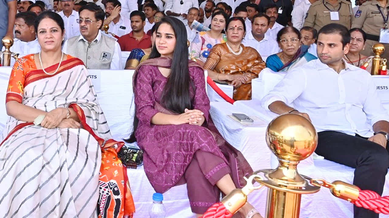 తమ ప్రభుత్వం వచ్చాక పాలనను గాడిలో పెట్టి ప్రజలకు అన్నిరకాలా సదుపాయాలను అందుబాటులోకి తీసుకువచ్చామన్నారు. ఈ కార్యక్రమానికి సీఎం రేవంత్ రెడ్డి సతీమణి, కుమార్తె పాల్గొన్నారు. సికింద్రాబాద్ పరేడ్ గ్రౌండ్ లో ఏర్పాటు చేసిన శకటాల ప్రదర్శనను తిలకించి, జాతీయ పతాకానికి గౌరవ వందనం సమర్పించారు.