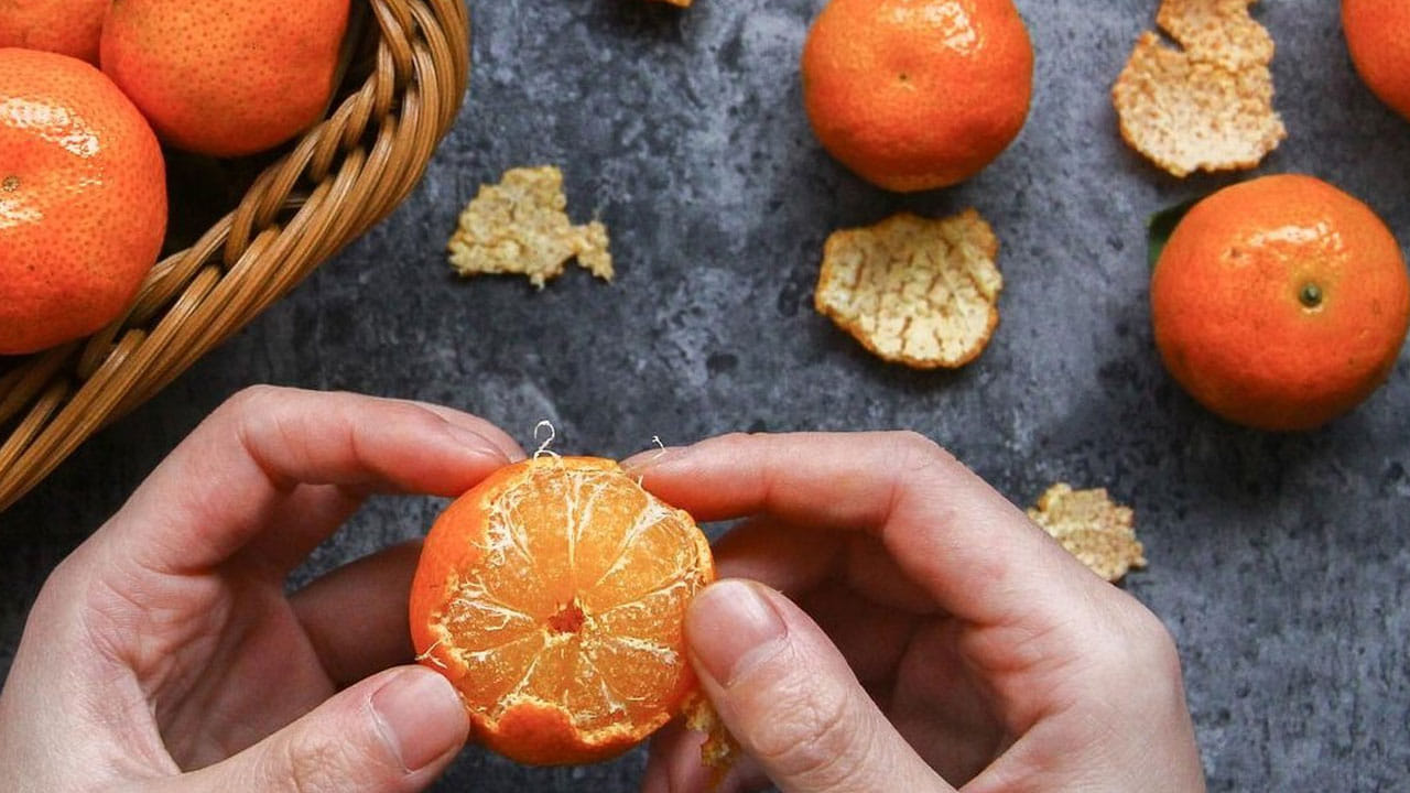 నారింజ తొక్కల పొడి, పాలు, పెరుగు, బంగాళాదుంప, టమాటా.. ఇలాంటి పదార్థాలను ఉపయోగించి మచ్చలు తగ్గించుకోవడానికి ప్రయత్నించవచ్చు. అలాగే సబ్బు, గోరు వెచ్చటి నీరు ఉపయోగించి కళ్లద్దాలను శుభ్రపరచాలి. లేదంటే కళ్లద్దాలపై ఏర్పడే బ్యాక్టీరియా వల్ల కంటి చుట్టూ చర్మం నల్లగా మారడం, మచ్చలు ఏర్పడటం జరుగుతుంది.