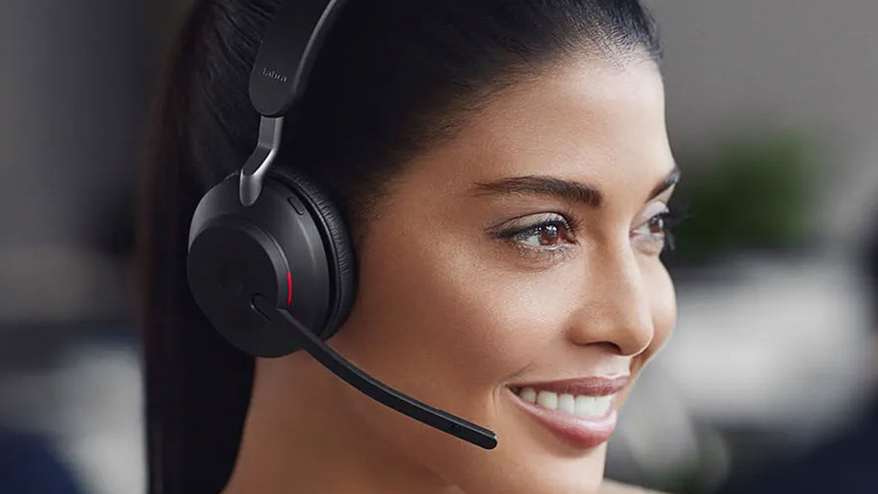 లేదంటే ఇయర్ బడ్స్ కంటే కూడా హెడ్‌ఫోన్లు పెట్టుకుంటే.. శబ్ధానికి, కర్ణభేరి మధ్య గ్యాప్‌ ఉంటుంది. దానివల్ల చెవిపై అంతగా ప్రభావం ఉండదని.. అవి కూడా అధికంగా వాడడం మంచిది కాదు అని సూచిస్తున్నారు వైద్యులు. చెవి నొప్పి, తలనొప్పి, అలసట వంటి లక్షణాలు కనిపిస్తే వెంటనే ఇయర్ ఫోన్స్ వాడకండిని వైద్యులు అంటున్నారు. 