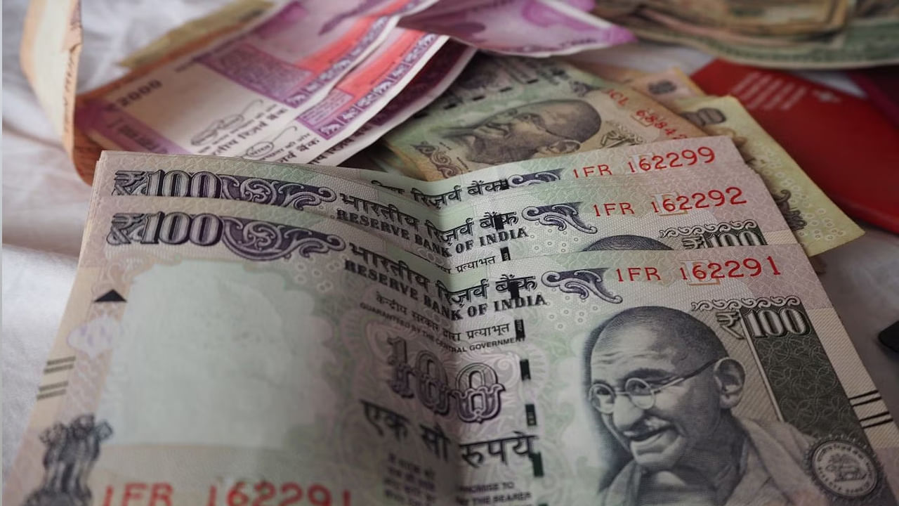 ఉద్యోగం ఎంత పెద్దదైనా కూడా.. చేసేవాళ్లను ఉద్యోగి అనే అంటారు. అలాగే వ్యాపారం చిన్నదా.. పెద్దదా అనేది ఏం లేదు.. వారిని యజమాని అనే అంటారు. ఇది మన పెద్దలు చెప్పే సామెత. ఒకప్పుడు యువత ఏదైనా వ్యాపారం మొదలుపెట్టాలంటే.. ఎలా స్టార్ట్ చేస్తాం.. చేశామే అనుకో.. లాభం కన్నా నష్టం వస్తే అప్పుడేం పరిస్థితి అంటూ తర్జన భర్జన అయ్యేవారు. కానీ ఇప్పుడు పరిస్థితి మారింది.