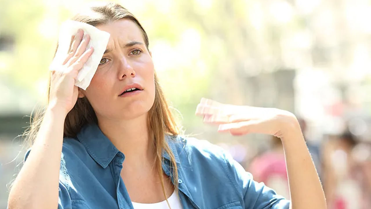 శరీరానికి చమటలు పట్టడం వల్ల ఆరోగ్యానికి కొంత మేలు కలిగిస్తుందని చెబుతున్నారు. శరీరానికి చమటలు ఎక్కువగా పట్టడం వల్ల శ్వేధరంధ్రాలు బూడిపోకుంటా ఉంటాయని చెబుతున్నారు. దీని ద్వారా చర్మానికి గాలి తగిలి, శ్వేధగ్రంధులు బాగా పనిచేస్తాయంటున్నారు. అలాగే స్వేధ రంధ్రాలలో పేరుకుపోయిన ధూళి, నూనె, మలినాలు వంటివి తొలగిపోతాయి.
