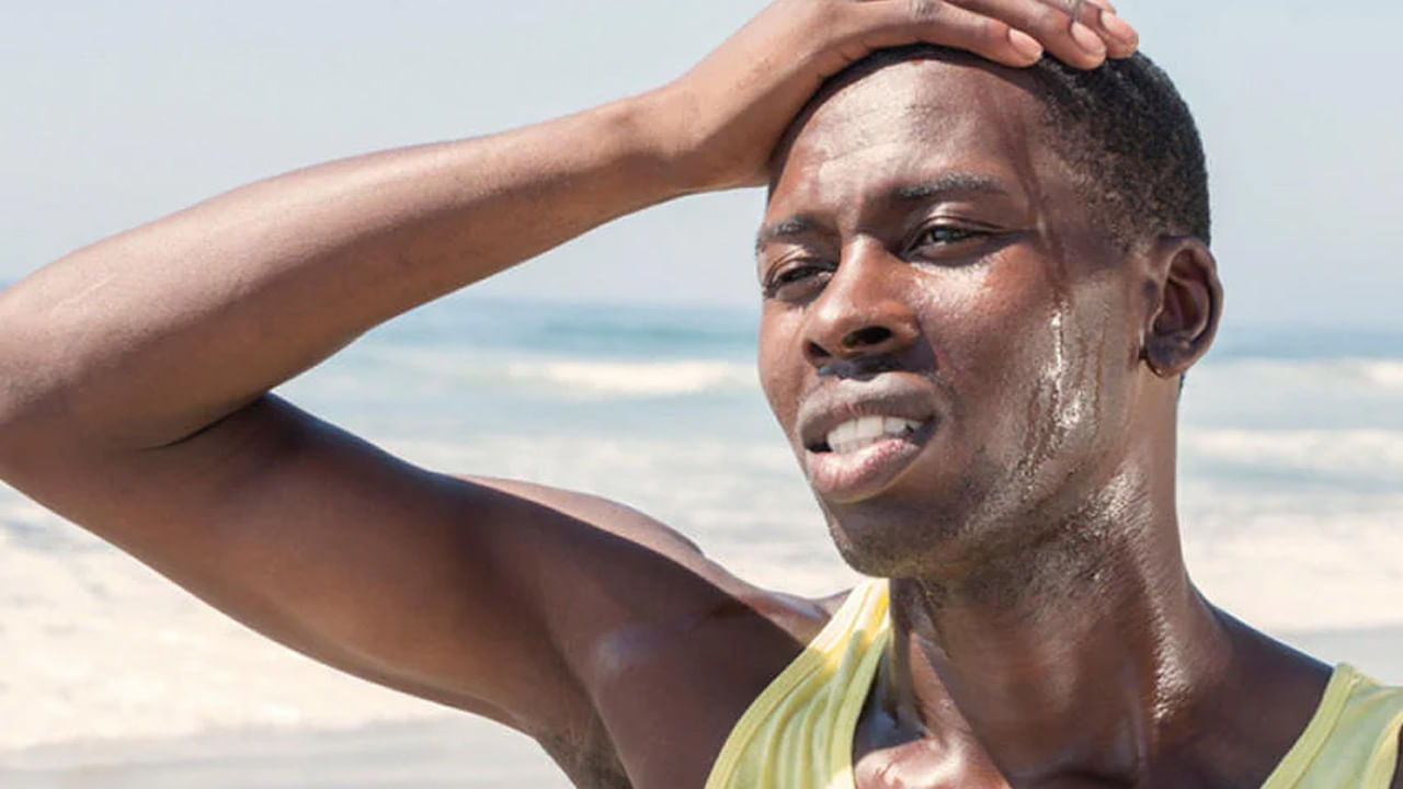 చమట శరీర ఉష్ణోగ్రతను క్రమబద్దీకరిస్తుంది. అలాగని అధికంగా చమటలు పడుతుంటే కొన్ని అనారోగ్యాలకు గురికావల్సి వస్తుందంటున్నారు డాక్టర్లు. చెమటలో ఉండే ఖనిజ లవణాలు, లాక్టిక్ యాసిడ్, సిరామైడ్లు, కొవ్వు ఆమ్లాలు, హైలురోనిక్ యాసిడ్ శరీరంలోని తేమను తగ్గించి చర్మం పొడిబారేలా చేస్తుంది. అప్పుడు వైద్యుల సూచనలు తీసుకోవడం తప్పని సరి.