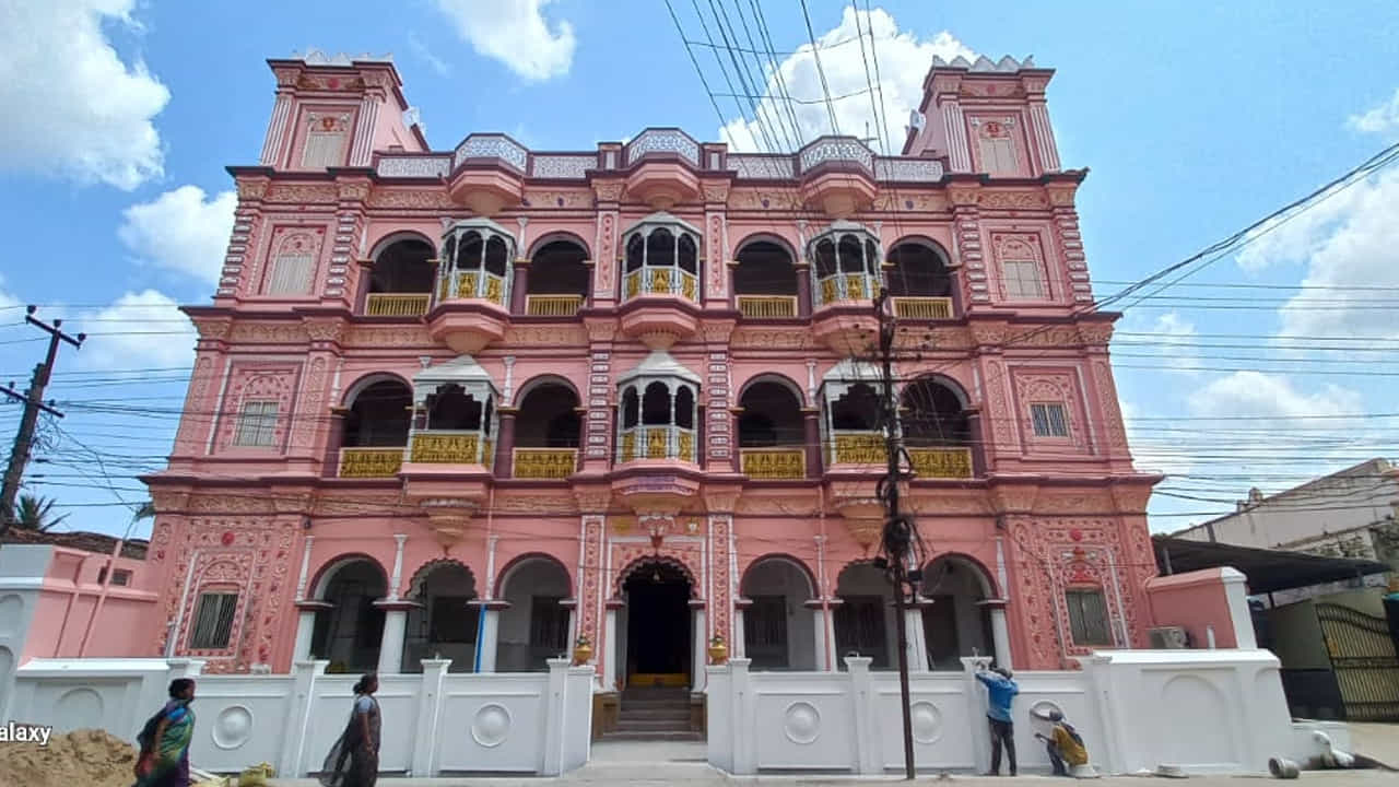 1885లో లండన్లో జరిగిన ఎగ్జిబిషన్లో ఈ పియానోకు రజిత పతకం గెలవడం విశేషం. ఇప్పటికీ ఈ పియానో సుస్వరాలను పలికించడం విశేషం. మహల్హాలులో ఇరువైపులా బిల్జియం నుండి తెప్పించిన ప్రత్యేకమైన అద్దాలను అమర్చారు. వీటి విశేషం ఏమిటంటే ఈ అద్దం ఎదురుగా నుంచుని చూస్తే ఏడు ప్రతిబింబాలు ఒకదాని ప్రక్కన మరోకటి నిల్చున్నట్లు కనబడుతుంది.