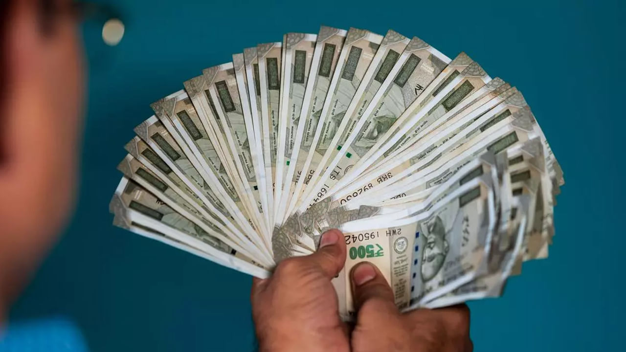 తమ తెలివితో పాటు క్రియేటివిటీకి కూడా పదునుపెట్టి.. కొందరు తక్కువ పెట్టుబడితో ఎక్కువ లాభాలు తీసుకొచ్చే వ్యాపారాలను మొదలుపెట్టేస్తున్నారు. కేవలం రూ. 50 వేల నుంచి రూ. 75 వేల పెట్టుబడితో.. మాంచి లాభాలు తెచ్చిపెట్టే బిజినెస్‌లు చాలానే ఉన్నాయి. వాటిల్లో ఒకటి మేము మీకు ఇప్పుడు చెప్పబోతున్నాం. ఈ బిజినెస్ మనం దేశంలో ఎప్పుడూ ప్రాఫిట్‌లోనే కొనసాగుతుంది. తక్కువ పెట్టుబడితో మొదలుపెట్టే బిజినెస్‌లలో ఫుడ్ బిజినెస్ ఒకటి.