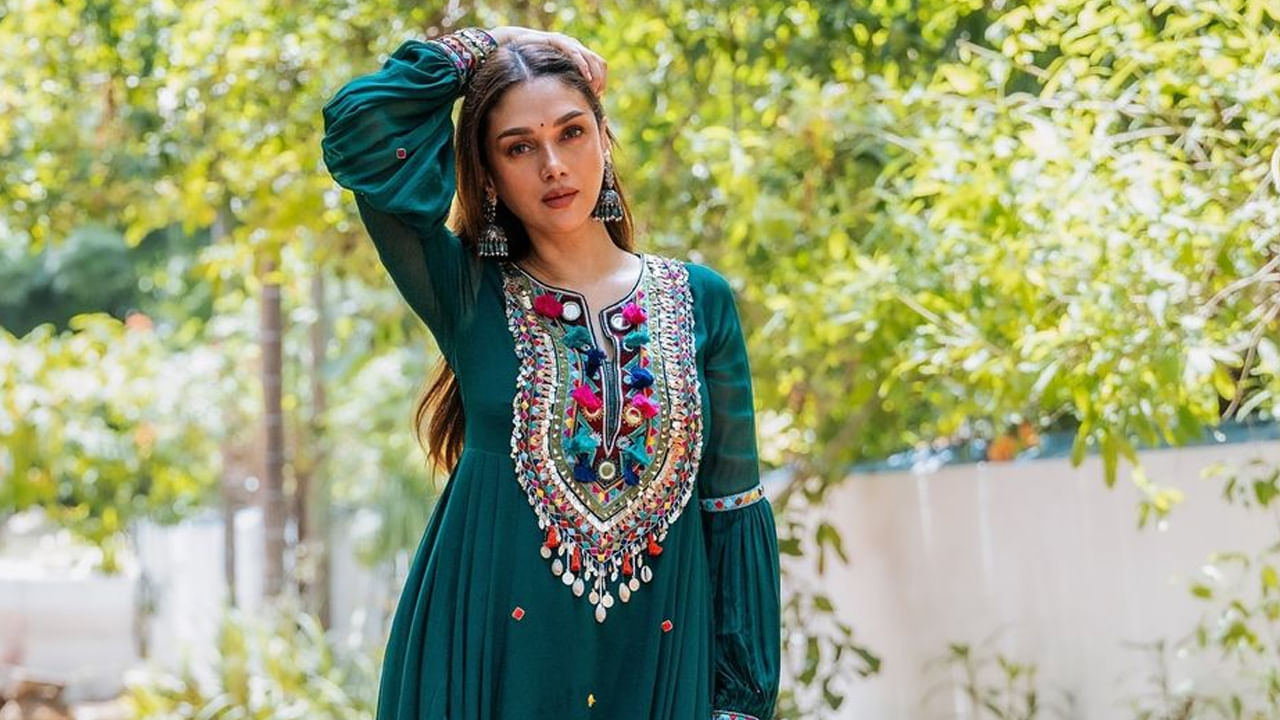 28 అక్టోబర్ 1986న తెలంగాణ రాష్ట్ర రాజధాని హైదరాబాద్ మహానగరంలో జన్మించింది అందాల తార అదితి రావు హైదరి.2013లో మరణించిన అదితి తండ్రి అహ్సాన్ హైదరీ సులైమాని బోహ్రాకి చెందిన ముస్లిం. అనారోగ్యం కారణంగా మరణించారు.