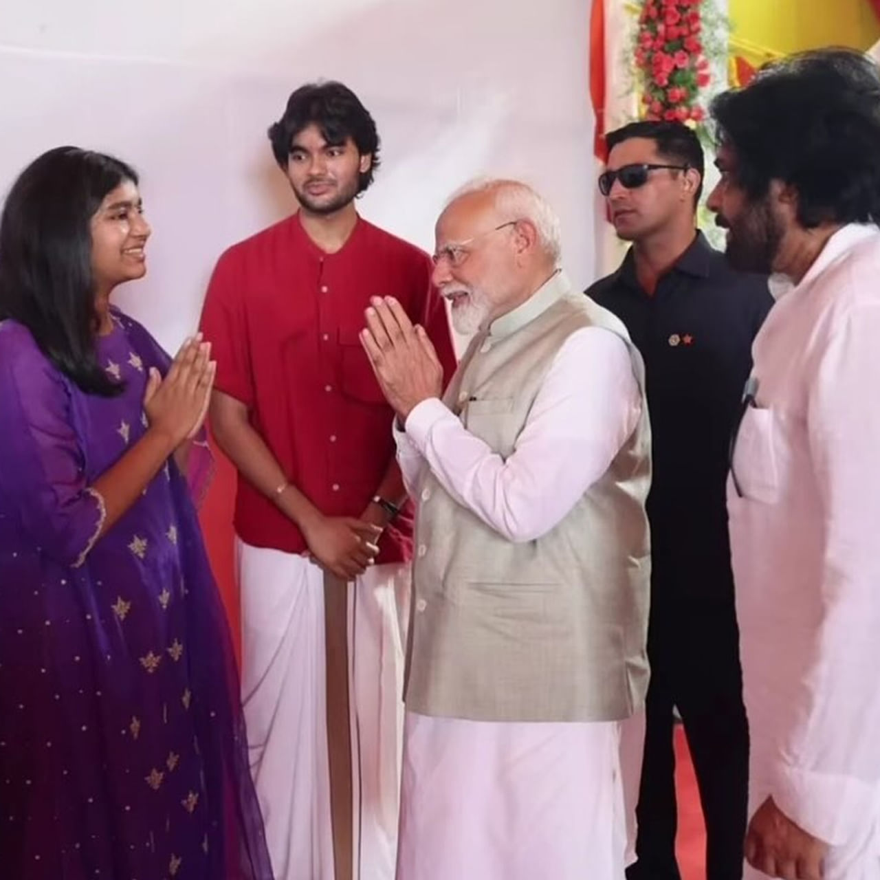 రాజకీయంగా పవన్ కళ్యాణ్ ఇకపై చాలా బిజీగా ఉండబోతున్నారు.. పైగా ఆయనిప్పుడు ఆంధ్రప్రదేశ్ రాష్ట్ర మంత్రి కూడా..! అందుకే ఇదివరకట్లా సినిమాలు చేయడం కుదరదు. అందుకే తన స్థానంలో తనయుడిని ఫ్యాన్స్కి చేరువ చేస్తున్నారా..? కొన్ని రోజులుగా అకీరా పబ్లిక్ ఈవెంట్స్లో కనిపించడానికి కారణమదేనా..?