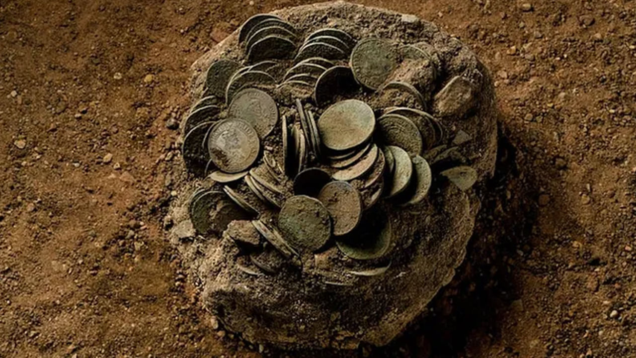 Viral: కూలీలు తవ్వుతుండగా.. తళుక్కున మెరుస్తూ కనిపించాయ్.. ఏంటా అని చూడగా