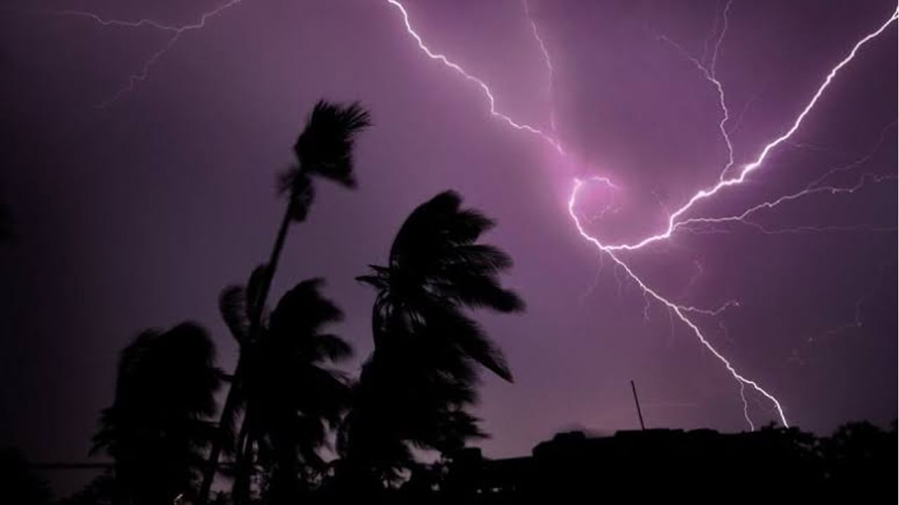 AP Rains: ద్రోణి ఎఫెక్ట్.. ఏపీకి ఉరుములతో కూడిన భారీ వర్షాలు.. ఒకట్రెండు ప్రాంతాల్లో.!