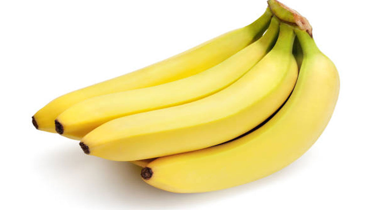 అరటిపండు: అరటి పండు ఏడాది పొడవునా లభించే పండు.. ఇది చాలా పోషకమైనది. అరటి జీర్ణక్రియను బలపరుస్తుంది.. అరటిపండులో ఉండే పోషకాలు రక్తపోటుకు దివ్యౌషధంలా పనిచేస్తాయి.. దీనిని రోజూ తీసుకోవడం వల్ల రక్తపోటు అదుపులో ఉంటుంది.. స్ట్రోక్ నుంచి మిమ్మల్ని రక్షించడంలో కూడా సహాయపడుతుంది. 