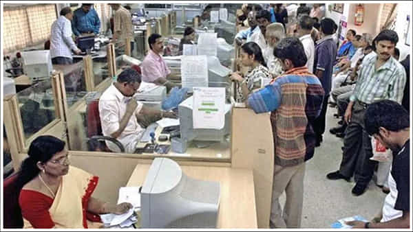 SBI: లక్షలాది మంది ఖాతాదారులకు షాకిచ్చిన ఎస్బీఐ.. అదేంటో తెలుసా?