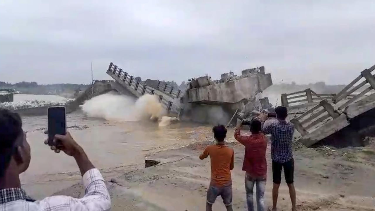 Bridge Collapse: కుప్పకూలిన నిర్మాణంలో ఉన్న వంతెన.. కోట్ల రూపాయల ప్రజాధనం నీటి పాలు..