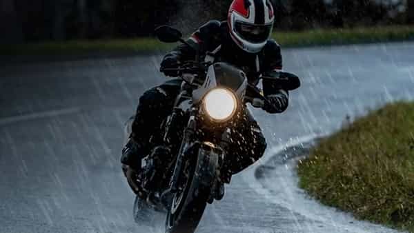 Bike Maintenance: వర్షంలో బైక్ నడుపుతున్నారా బ్రో? ఈ సేఫ్ టిప్స్ మీ కోసమే..