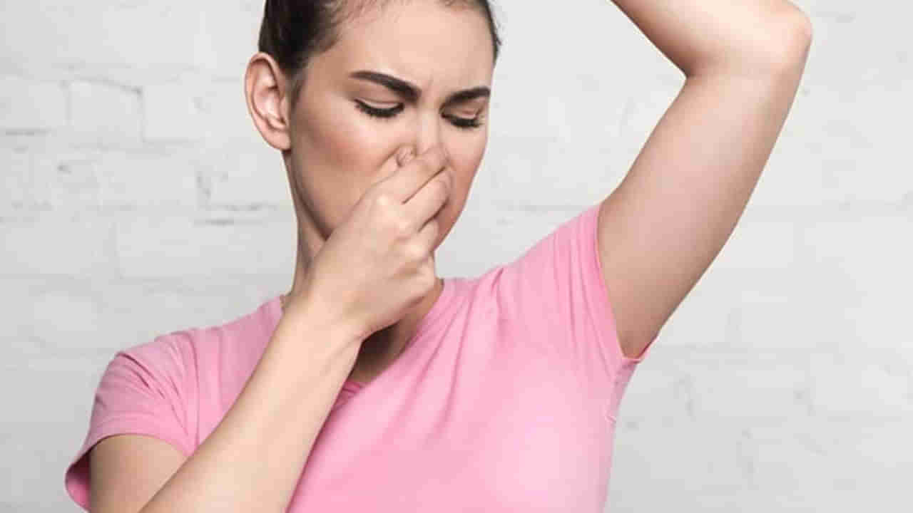 Body Odor: చెమట స్మెల్‌తో ఇబ్బంది పడుతున్నారా.. రోజూ నీటిలో వీటిని కలిపి స్నానం చేసి చూడండి..