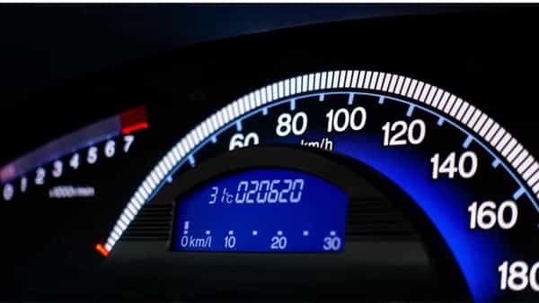 Car Care Tips: మీ కారు మైలేజీ తగ్గిపోయిందా.. కారణమిదేనేమో? ఈ టిప్స్ ట్రై చేయండి..