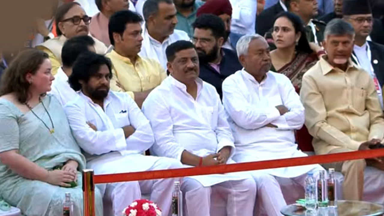 తెలుగు రాష్ట్రాల నుంచి ఐదుగురికి కేబినెట్లో చోటు దక్కింది. శ్రీకాకుళం ఎంపీగా గెలిచిన రామ్మోహన్నాయుడు కేబినెట్ మంత్రిగా ప్రమాణం చేశారు. కేంద్ర సహాయ మంత్రిగా పెమ్మసాని చంద్రశేఖర్ ప్రమాణం చేశారు. నరసాపురం నుంచి ఎంపీగా గెలిచిన భూపతిరాజు శ్రీనివాసవర్మ...కేంద్ర సహాయ మంత్రిగా ప్రమాణం చేశారు.