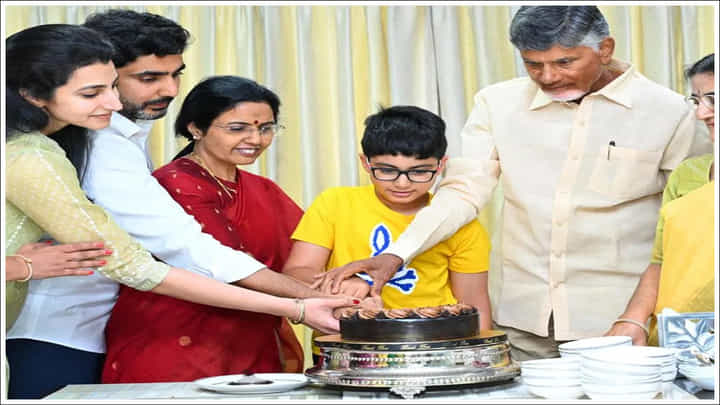 AP Election Result: ఏపీలో కూటమి అఖండ విజయం.. చంద్రబాబు ఇంట్లో మిన్నంటిన సంబరాలు AP Election Result: ఏపీలో కూటమి అఖండ విజయం.. చంద్రబాబు ఇంట్లో మిన్నంటిన సంబరాలు