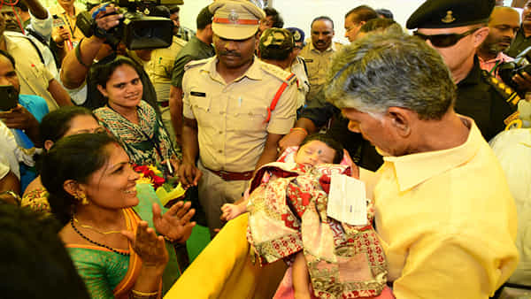 CM Chandrababu: చంటి బిడ్డకు పేరు పెట్టిన సీఎం చంద్రబాబు నాయుడు.. ఏం పేరు పెట్టారో తెలుసా..?
