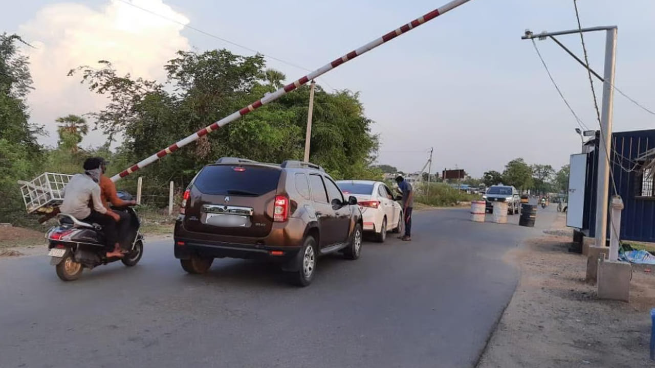 Telangana: చెక్పోస్ట్ వద్ద కారు ఆపగానే తత్తరపాటు.. ఏంటా అని చెక్ చేయగా..