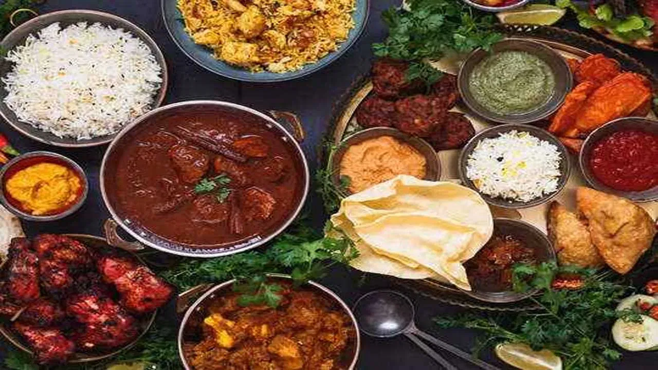 ప్రస్తుత కాలంలో చాలా మంది ఇబ్బంది పడే సమస్యల్లో కొలెస్ట్రాల్ పెరిగిపోవడం కూడా ఒకటి. శరీరంలో గుడ్ కొలెస్ట్రాల్ తగ్గిపోయి.. బ్యాడ్ కొలెస్ట్రాల్ పెరిగి పోవడం వల్ల అనేక రకాలైన అనారోగ్య, దీర్ఘకాలిక సమస్యలు తలెత్తుతున్నాయి. మనం పాటించే పద్దతుల కారణంగా కూడా శరీరంలో చెడు కొలెస్ట్రాల్ అనేది పెరిగిపోతుంది.
