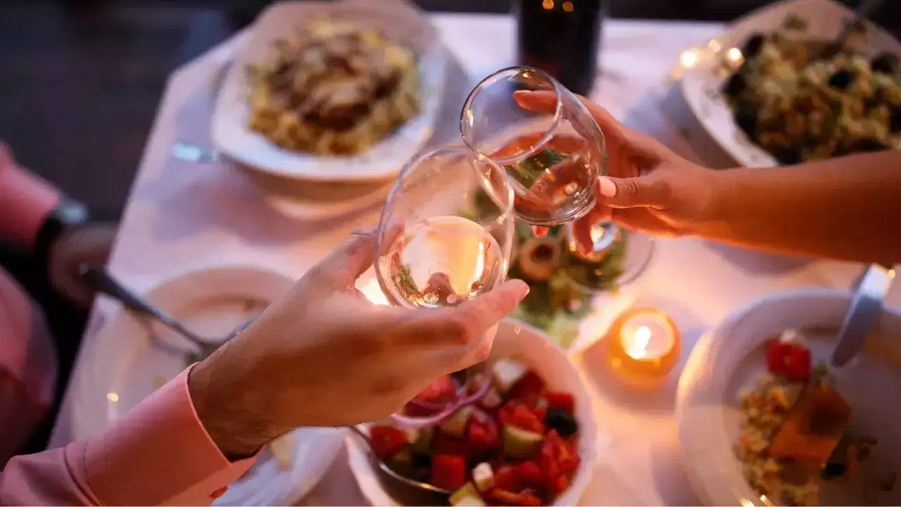 రాత్రి పూట కొన్ని అలవాట్లను పాటిస్తే.. కొలెస్ట్రాల్ స్థాయిలను తగ్గించుకోవచ్చు. మనం తీసుకునే ఆహారం కూడా కొలెస్ట్రాల్‌ లెవల్స్‌పై తీవ్ర ప్రభావాన్ని చూపిస్తుంది. రాత్రి పూట చాలా మంది తెలీక ఎక్కువ తినేస్తూ ఉంటారు.
