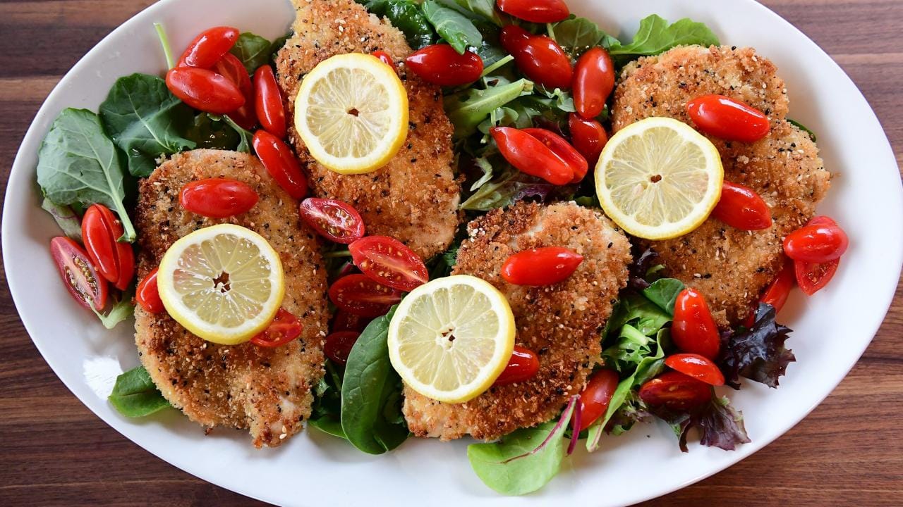 ఇలా తినడం వల్ల.. తిన్న ఆహారం సరిగా జీర్ణం కాక నిల్వ ఉండిపోతుంది. దీంతో అది మెల్లగా కొవ్వుగా మారిపోతుంది. రాత్రి పూట వీలైనంత వరకూ తక్కువ తినాలి. అది కూడా త్వరగా అరిగిపోయేలా ఉండాలి.
